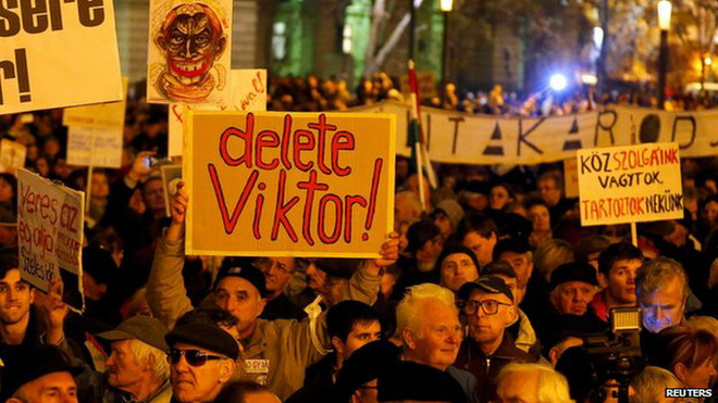Người dân Hungary biểu tình đòi Thủ tướng Vitor Orban từ chức. (Nguồn: Reuters) Hàng nghìn người Hungary tiếp tục biểu tình phản đối chính phủ ảnh 1