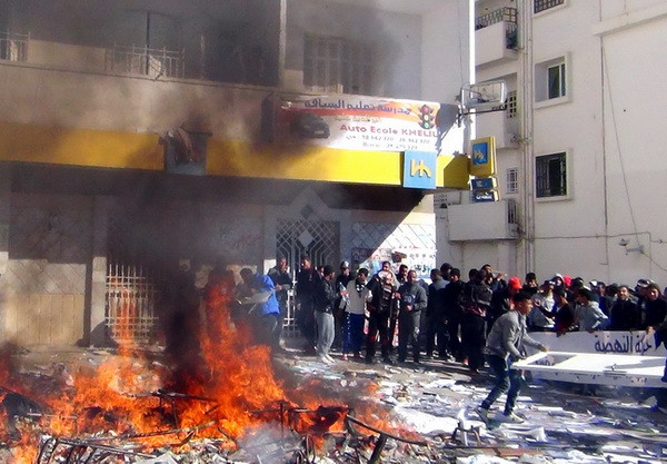 Tunisia: Đình công biến thành bạo lực, 32 người bị thương ảnh 1