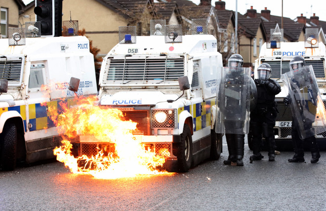 Bạo loạn tiếp diễn tại Bắc Ireland. (Ảnh: AFP/TTXVN) Anh: Bạo loạn tại Bắc Ireland chưa có dấu hiệu lắng xuống ảnh 1