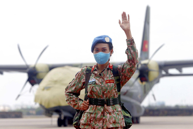 Chiến sỹ Việt Nam thuộc lực lượng gìn giữ hòa bình LHQ lên đường đến Nam Sudan nhận nhiệm vụ. (Ảnh: Thanh Vũ/TTXVN) Việt Nam nỗ lực giúp duy trì nền hòa bình bền vững trên thế giới ảnh 2