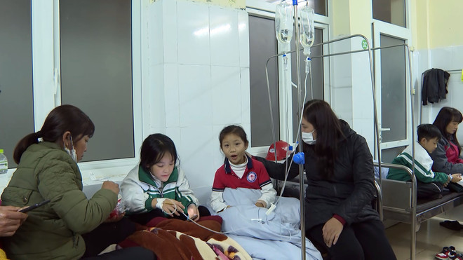Sơn La: 40 học sinh nhập viện sau bữa tối, nghi ngộ độc thực phẩm ảnh 1