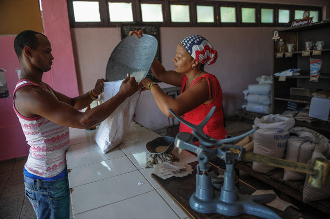 Người dân mua gạo tại một cửa hàng ở La Habana, Cuba. (Ảnh: AFP/TTXVN) Cuba tăng cường an ninh lương thực, giảm phụ thuộc vào nhập khẩu ảnh 1