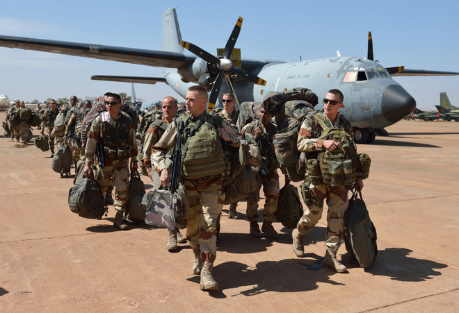 Binh sỹ Pháp tới căn cứ không quân gần thủ đô Bamako (Mali). (Ảnh: AFP/TTXVN) Tổng thống Pháp công bố cách thức rút quân "có trật tự" khỏi Mali ảnh 1