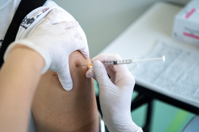 Nhân viên y tế tiêm vaccine phòng COVID-19 cho người dân tại Tokyo, Nhật Bản. (Ảnh: AFP/TTXVN) Nhật Bản công bố dữ liệu nghiên cứu về tiêm kết hợp vaccine mũi thứ ba ảnh 1