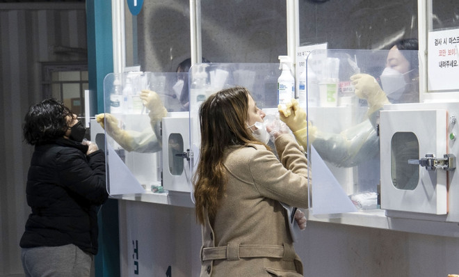 Số ca mắc mới COVID-19 tại Hàn Quốc và Hong Kong vẫn ở mức rất cao ảnh 1