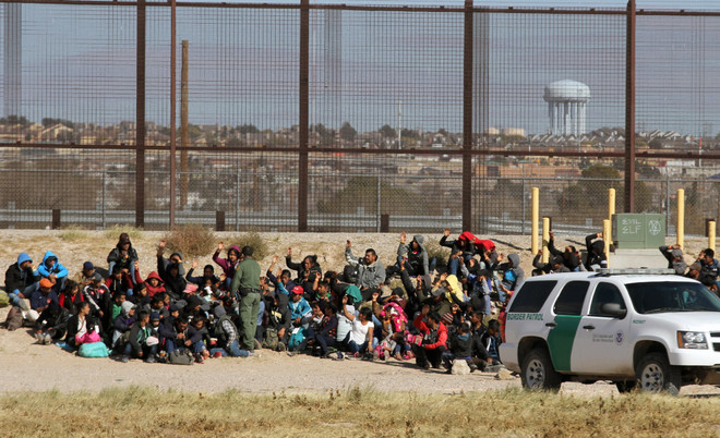 Tòa án Tối cao Mỹ cân nhắc bỏ chính sách biên giới của ông Trump ảnh 1