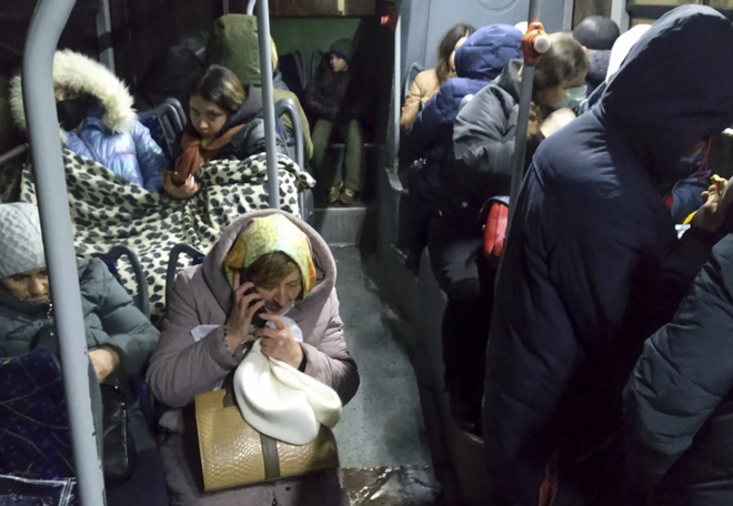 Người dân ở Donetsk trên một chuyến xe sơ tán đến Nga ngày 18/2. (Ảnh: AP) Tỉnh Rostov của Nga giáp miền Đông Ukraine ban bố tình trạng khẩn cấp ảnh 1