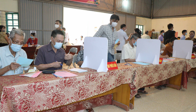 Cử tri của Bắc Kạn tại khi vực phiếu bầu. (Ảnh: Hoàng Giang/TTXVN) 50 người trúng cử đại biểu HĐND tỉnh Bắc Kạn nhiệm kỳ 2021-2026 ảnh 1