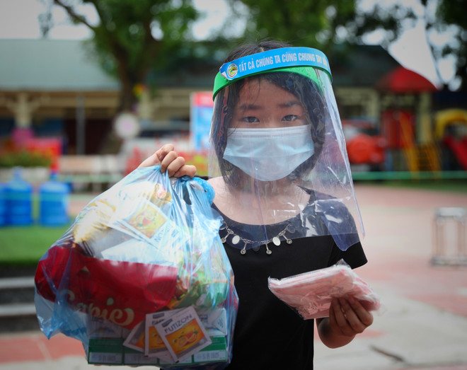 Bắc Giang tặng quà Tết Thiếu nhi tại các khu cách ly tập trung ảnh 1