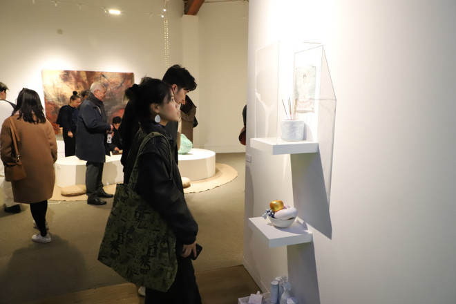 Triển lãm về ký ức quê hương của các nghệ sỹ gốc Việt tại Anh ảnh 2