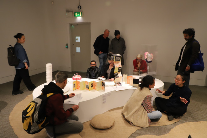 Triển lãm về ký ức quê hương của các nghệ sỹ gốc Việt tại Anh ảnh 1