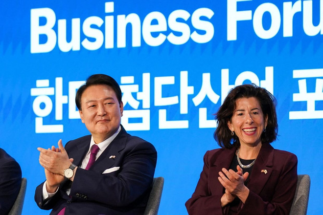 Tổng thống Hàn Quốc Yoon Suk-yeol và Bộ trưởng Thương mại Mỹ Gina Raimondo tham dự diễn đàn kinh doanh do Hội đồng Kinh doanh Mỹ-Hàn Quốc tổ chức tại Washington ngày 25/4/2023. (Ảnh: Reuters). Hàn Quốc, Mỹ đẩy mạnh hợp tác trong lĩnh vực công nghiệp tiên tiến ảnh 1