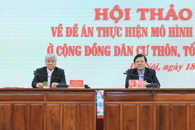 Chủ tịch Ủy ban Trung ương Mặt trận Tổ quốc Việt Nam Đỗ Văn Chiến (trái) chủ trì hội thảo. (Ảnh: Minh Đức/TTXVN) Xây dựng thế trận lòng dân vững chắc bắt nguồn từ cơ sở ảnh 1