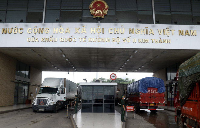 Các xe container chờ làm thủ tục xuất khẩu hàng nông sản tại cửa khẩu quốc tế đường bộ số II Kim Thành, Lào Cai. (Ảnh: Quốc Khánh/TTXVN) Công bố Top 10 công ty uy tín ngành logistics Việt Nam năm 2020 ảnh 1