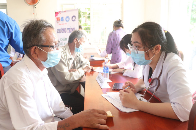 Ngày Thầy thuốc Việt Nam: Các trái tim tình nguyện hướng về cộng đồng ảnh 3