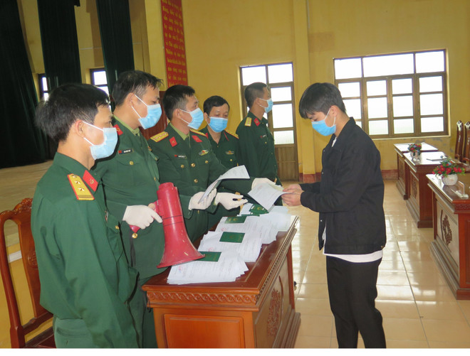 Các địa phương bàn giao công dân hoàn thành cách ly tập trung ảnh 2