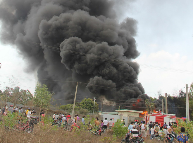 Cháy kho phế liệu, hàng nghìn m2 nhà kho ở Đồng Nai bị thiêu rụi ảnh 1