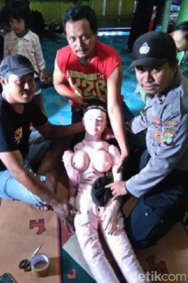 Ngỡ ngàng khi tưởng búp bê tình dục là “thiên thần từ trên trời xuống” ảnh 3