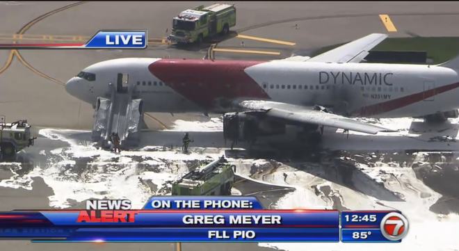 Mỹ: Máy bay chở hơn 100 hành khách bốc cháy, 15 người bị thương ảnh 1