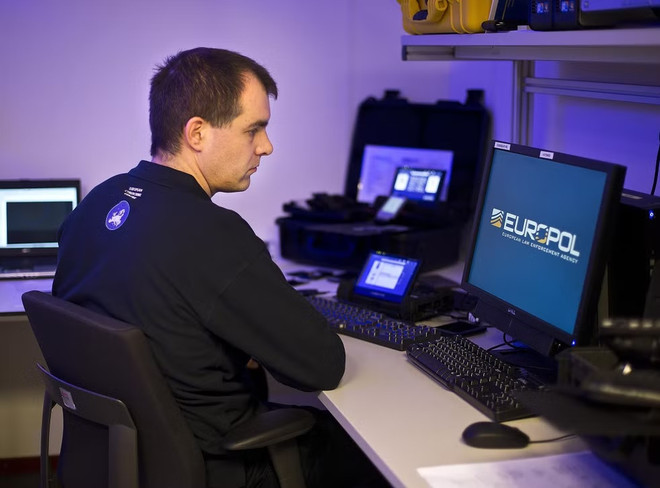 Cơ quan Cảnh sát châu Âu (Europol) cáo buộc mạng lưới tin tặc quốc tế này về hành vi tống tiền kỹ thuật số. (Ảnh: Getty Images) Cảnh sát Đức triệt phá mạng lưới tin tặc chuyên dùng mã độc tống tiền ảnh 1