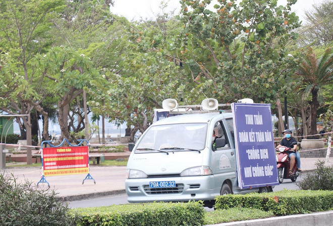 Xe tuyên truyền lưu động thường xuyên phát thanh vận động người dân thực hiện giãn cách xã hội tại thành phố Nha Trang. (Ảnh: Tiên Minh/TTXVN) Khánh Hòa tiếp tục thực hiện nghiêm các quy định chống dịch COVID-19 ảnh 1