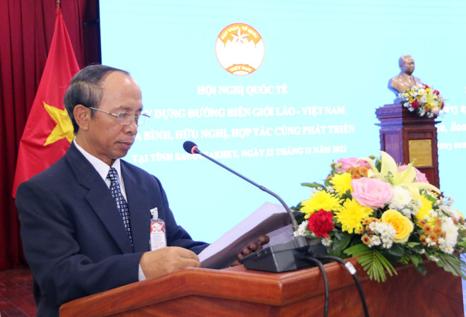 Ông Khampheuy Bouthdavieng, Ủy viên Trung ương Đảng nhân dân cách mạng Lào, Phó Chủ tịch Thường trực Ủy ban Trung ương Mặt trận Lào xây dựng đất nước, phát biểu tại Hội nghị. (Ảnh: Phạm Kiên/TTXVN) Xây dựng đường biên giới Lào-Việt hòa bình, hữu nghị, cùng phát triển ảnh 2