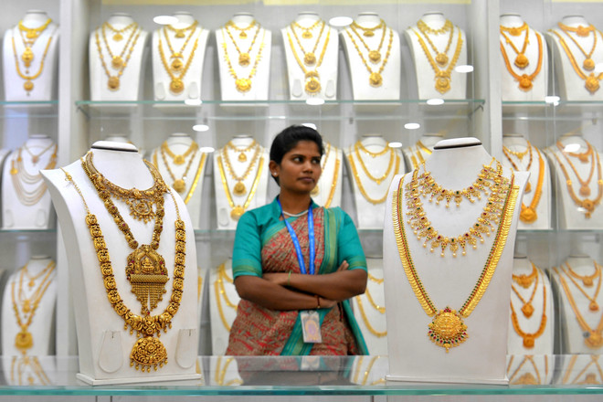 Một cửa hàng kim hoàn ở Bangalore, Ấn Độ. (Ảnh: AFP/TTXVN) Đà tăng của vàng dự báo còn kéo dài trong nửa cuối năm 2023 ảnh 1