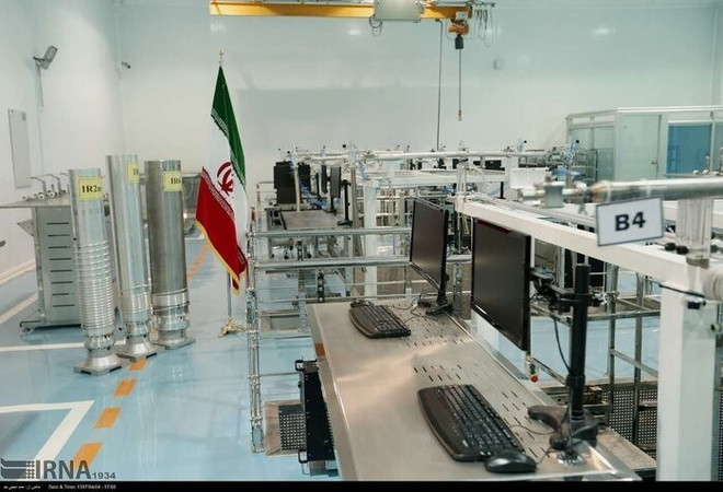 Bên trong cơ sở hạt nhân Natanz ở phía Nam thủ đô Tehran, Iran. (Ảnh: IRNA/TTXVN) Tổng thống Iran tuyên bố bắt đầu sản xuất urani 60% để đáp trả Israel ảnh 1