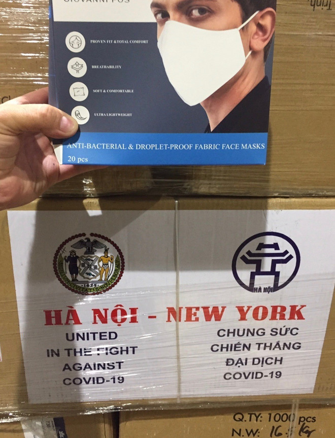 Hà Nội trao tặng thành phố New York 2 tấn khẩu trang ảnh 2