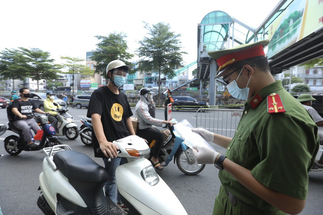 Giấy đi đường ở Hà Nội - câu chuyện nhỏ, ảnh hưởng lớn ảnh 4