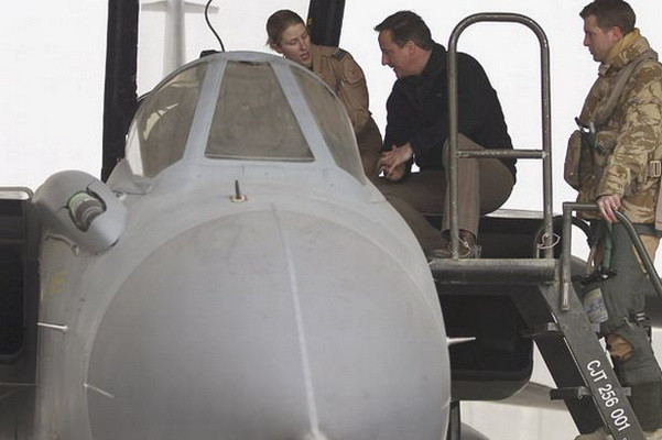Thủ tướng Anh David Cameron nói chuyện với binh sỹ Anh trong chuyến thăm tới Afghanistan. (Nguồn: mirror.co.uk) Hạ viện Anh chỉ trích chính sách an ninh của chính phủ ảnh 1