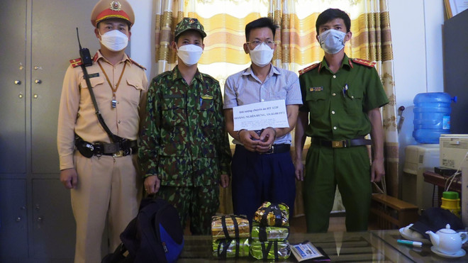 Hà Tĩnh: Bắt giữ đối tượng vận chuyển 5kg ma túy đá từ Lào về Việt Nam ảnh 1