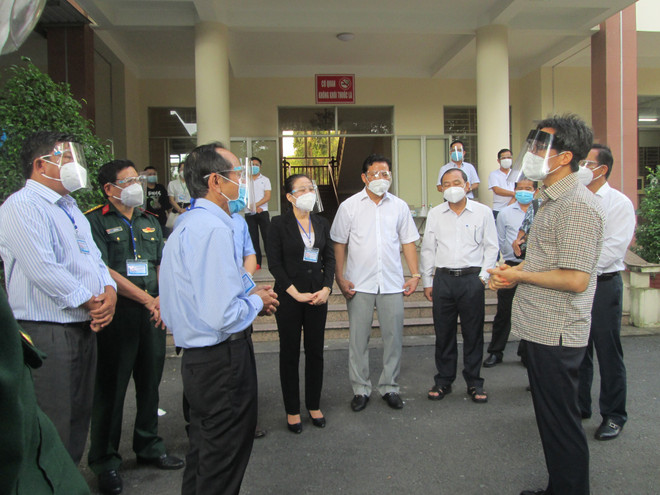 Phó Thủ tướng Vũ Đức Đam trao đổi tình hình phòng, chống dịch COVID-19 với lãnh đạo tỉnh Long An. (Ảnh: Thanh Bình/TTXVN) Tận dụng "thời gian vàng" khi thực hiện Chỉ thị 16 để truy vết ảnh 1