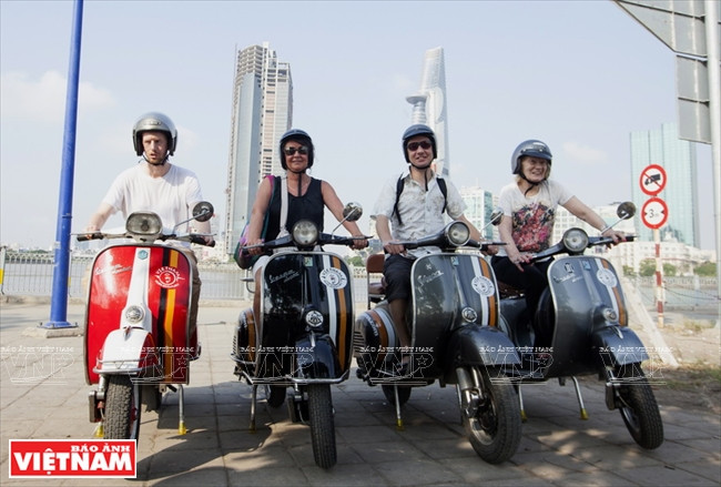Tour du lịch khám phá thành phố Hồ Chí Minh bằng xe Vespa ảnh 8