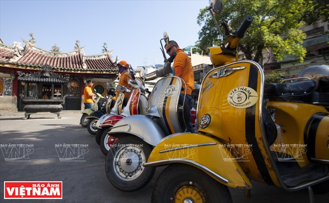 Tour du lịch khám phá thành phố Hồ Chí Minh bằng xe Vespa ảnh 4