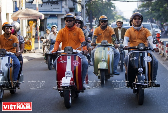 Tour du lịch khám phá thành phố Hồ Chí Minh bằng xe Vespa ảnh 1