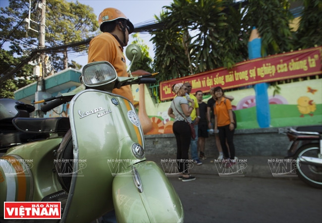 Tour du lịch khám phá thành phố Hồ Chí Minh bằng xe Vespa ảnh 5