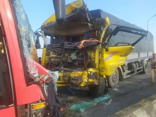 Quảng Bình: Hai ôtô tông trực diện trên cầu Gianh, 5 người thương vong ảnh 1