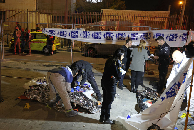 Cảnh sát Israel điều tra tại hiện trường vụ tấn công ở Jerusalem, ngày 27/1/2023. (Ảnh: AFP/TTXVN) Israel bắt giữ 42 người liên quan vụ tấn công gần thánh đường Do Thái ảnh 1