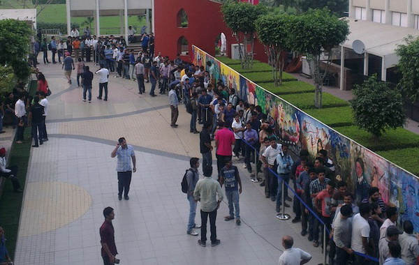 iPhone 5s cháy hàng trong 24 giờ đầu ở thị trường Ấn Độ ảnh 1