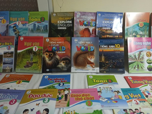 Chương trình giáo dục phổ thông mới thực hiện đa dạng sách giáo khoa. (Ảnh: Phạm Mai/Vietnam+) Đảm bảo an toàn hoạt động trải nghiệm và quản lý giá sách giáo khoa ảnh 2