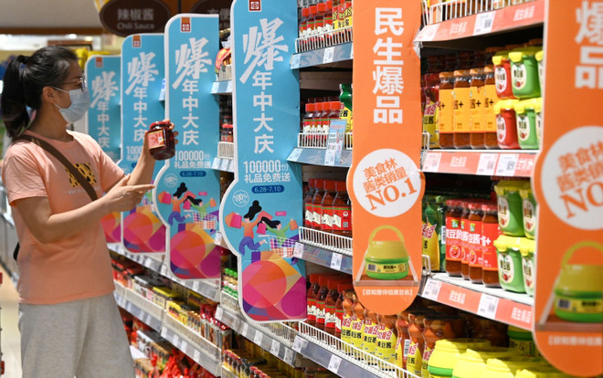 Người dân chọn mua hàng tại một siêu thị ở tỉnh Hà Bắc, Trung Quốc ngày 9/7/2022. (Ảnh: THX/TTXVN) Trung Quốc sẽ là động lực của kinh tế thế giới trong năm 2023 ảnh 2