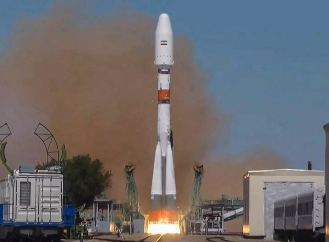 Tên lửa đẩy Soyuz 2.1B của Nga mang theo vệ tinh cảm biến từ xa Khayyam của Iran rời bệ phóng tại sân bay vũ trụ Baikonur (Kazakhstan), ngày 9/8/2022. (Ảnh: AFP/TTXVN) Nga thúc đẩy sản xuất vệ tinh để đuổi kịp Mỹ và Trung Quốc ảnh 1