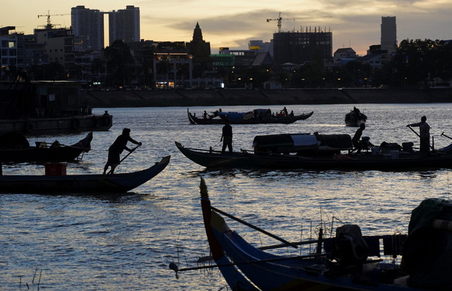 Các thuyền đánh cá trên sông Tonle Sap ở Phnom Penh, Campuchia. (Ảnh: Reuters) Campuchia cấm đánh bắt cá trong 4 tháng để bảo vệ nguồn lợi thủy sản ảnh 1