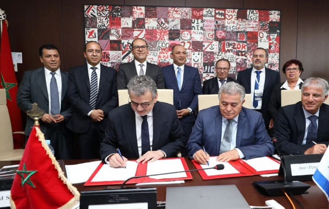 Lãnh đạo Công ty Công nghiệp Hàng không Israel (IAI) và Đại học Quốc tế Rabat của Maroc (UIR) ký bản ghi nhớ. (Nguồn: UIR) Israel thành lập trung tâm hàng không và trí tuệ nhân tạo ở Maroc ảnh 1