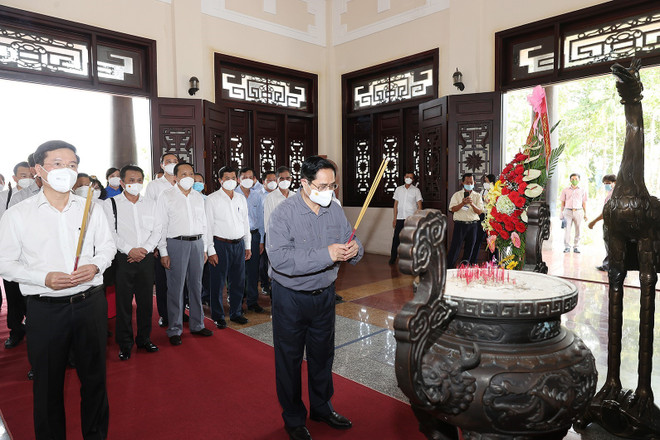 Thủ tướng Phạm Minh Chính dâng hương nguyên lãnh đạo Chính phủ ảnh 1