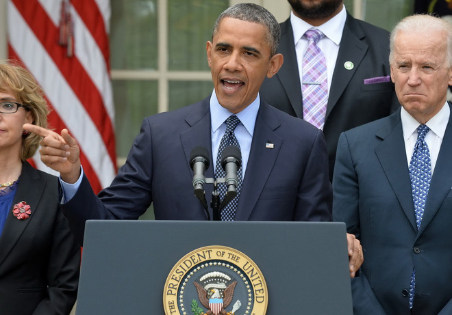 Tổng thống Mỹ cam kết kiểm soát súng sau vụ thảm sát Oregon ảnh 1