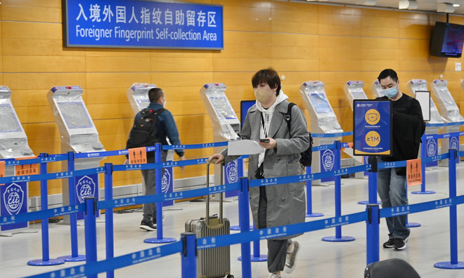 Trung Quốc nới lỏng quy định đối với các chuyến bay có ca mắc COVID-19 ảnh 1