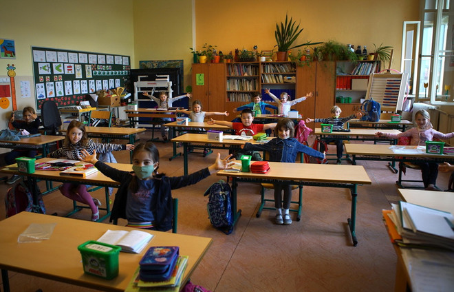 Anh cách ly bắt buộc người nhập cảnh, Ba Lan có hàng trăm ca nhiễm mới ảnh 2