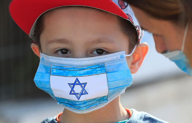 Học sinh Israel đeo khẩu trang phòng dịch COVID-19 khi trở lại trường học ở vùng Mevaseret, ngoại ô Jerusalem. (Ảnh: THX/TTXVN) Tình hình dịch sáng 8/6: Mỹ, Brazil vẫn dẫn đầu về số ca mắc, tử vong ảnh 2
